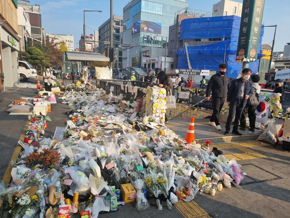 11일 오후 ‘이태원 참사’가 벌어진 서울 용산구 이태원로 현장 골목 앞 이태원역 1번 출구에 놓인 추모 꽃다발과 빼빼로 등 물품들. 채윤태 기자