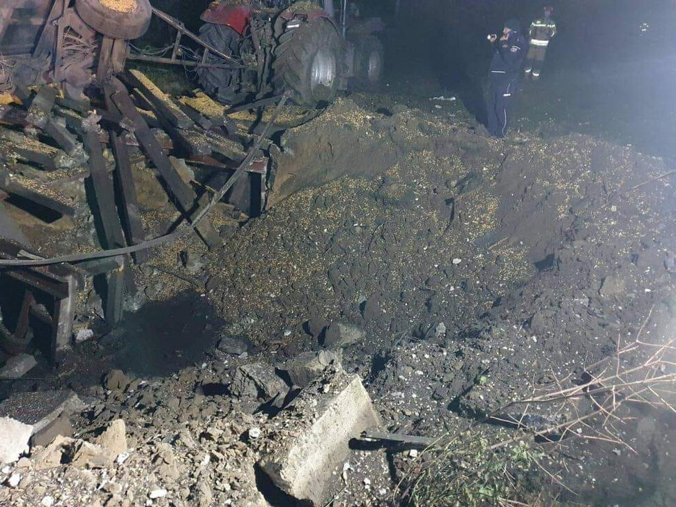15일(현지시각) 폴란드 동부 국경도시인 프셰보두프에 미사일이 떨어진 현장. 트위터 사진 갈무리