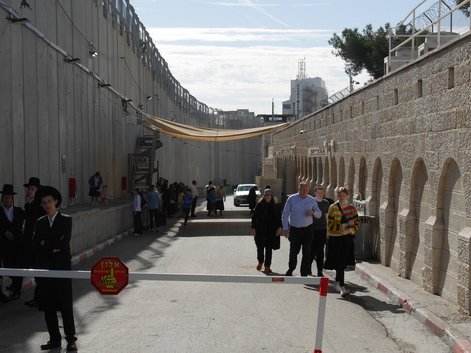 예수의 탄생지로 알려진 베들레헴에 있는 라헬의 무덤. 팔레스타인 구역 내에 있는 유대인 성지를 차지한 이스라엘이 라헬의 무덤 둘레에 거대한 장벽을 쌓아놓았다. 조현 종교전문기자
