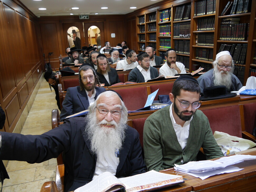 베들레헴의 라헬의 무덤 안에서 공부하고 있는 유대인 랍비와 랍비 훈련생들. 조현 종교전문기자