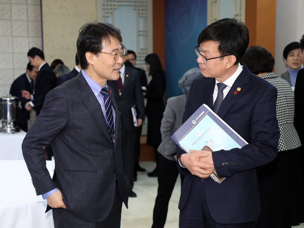 장하성 전 주중대사(왼쪽)와 김상조 전 청와대 정책실장. &lt;연합뉴스&gt;