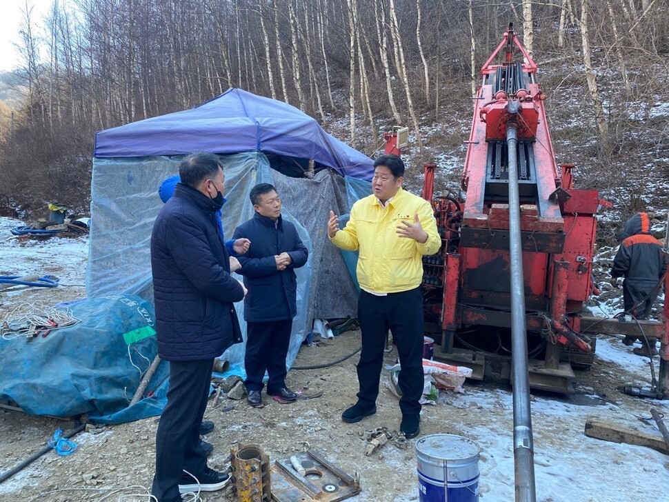 이상호 태백시장(맨 오른쪽)이 티타늄 광산 개발 현장을 방문해 관계자들을 격려하고 있다. 태백시 제공