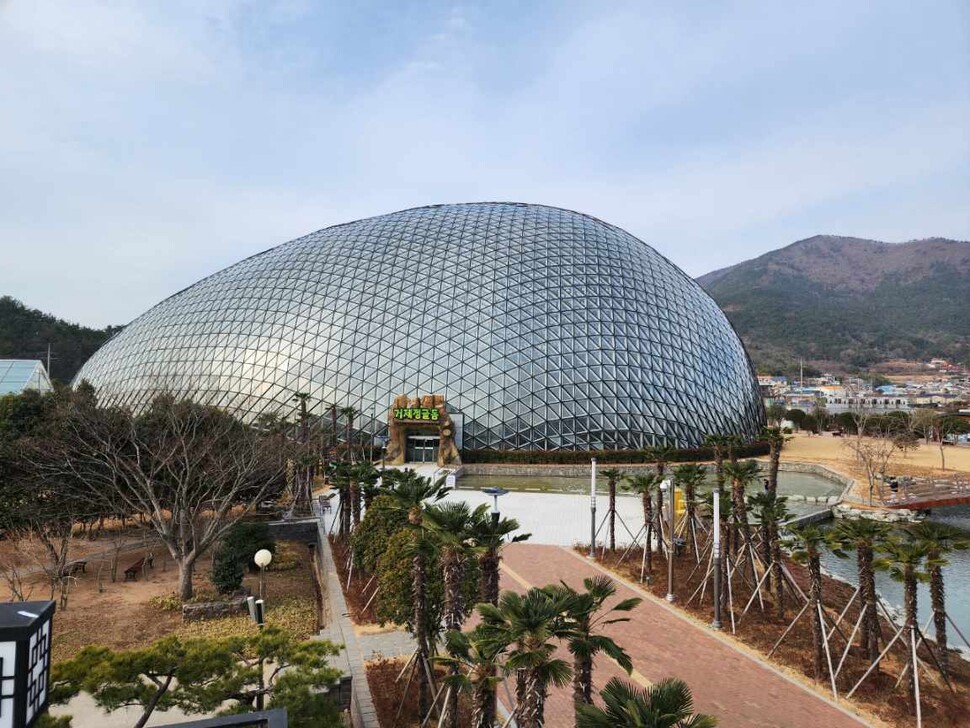 경남 거제에 있는 돔 형태의 거제식물원. 거제식물원 제공