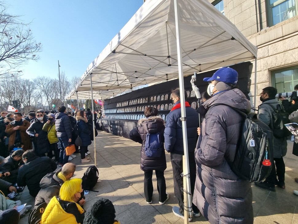 4일 서울 중구 서울도서관(옛 서울시청)앞에 설치된 이태원 참사 희생자 합동분향소. 채윤태 기자&nbsp;