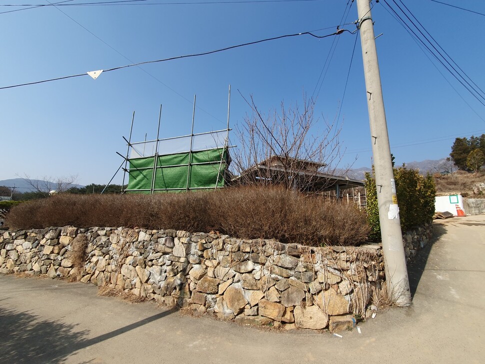 경남 양산 평산마을에 사는 문재인 전 대통령의 책방 공사 모습. 김영동 기자