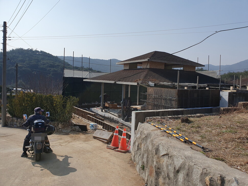 경남 양산 평산마을에 사는 문재인 전 대통령의 책방 공사 모습. 한 주민이 지나가다 공사 현장을 보고 있다. 김영동 기자