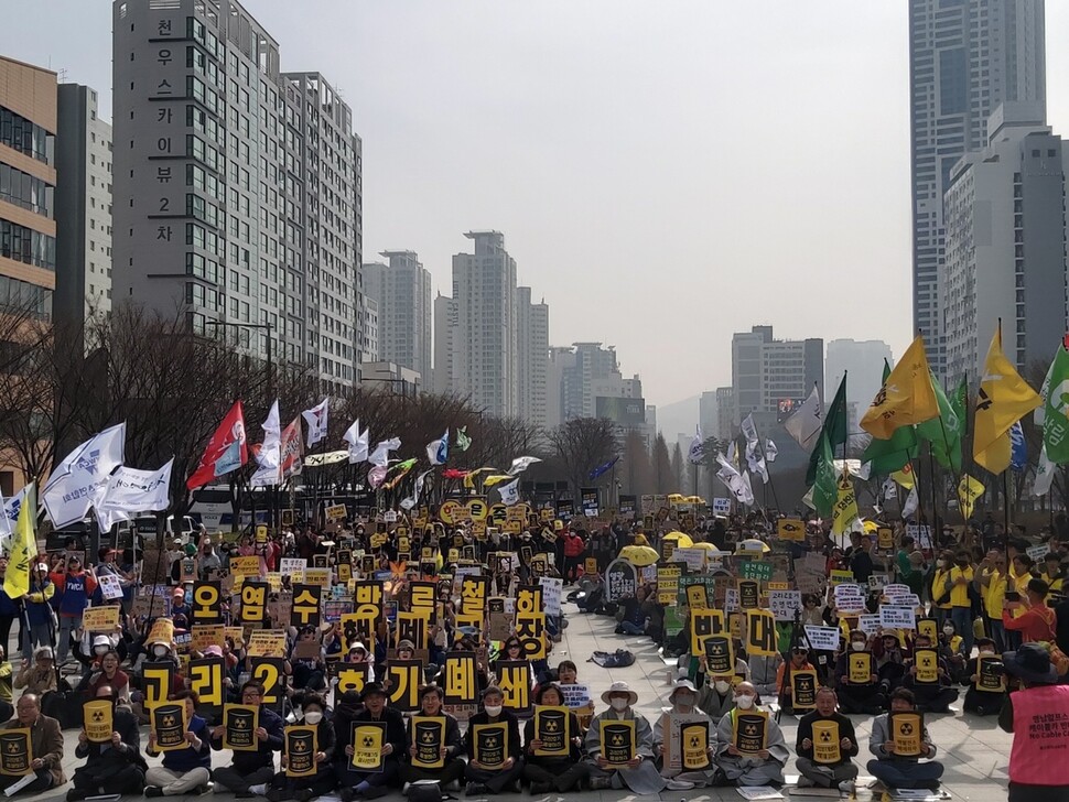 후쿠시마원전 사고 12주기를 맞은 지난 11일 오후 부산 부산진구 송상현광장에서 열린 원전 반대 전국집회에서 참가자들이 구호를 외치고 있다. 김광수 기자