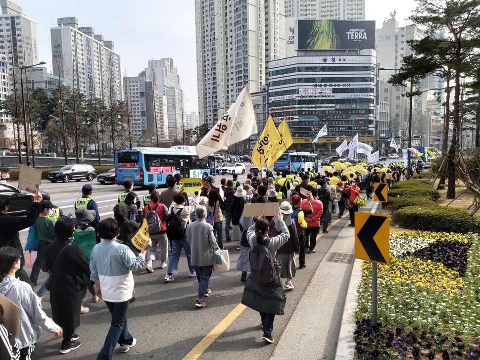 후쿠시마원전 사고 12주기를 맞은 지난 11일 오후 부산 부산진구 송상현광장에서 열린 원전 반대 전국집회를 마친 참가자들이 거리행진을 하고 있다. 김광수 기자