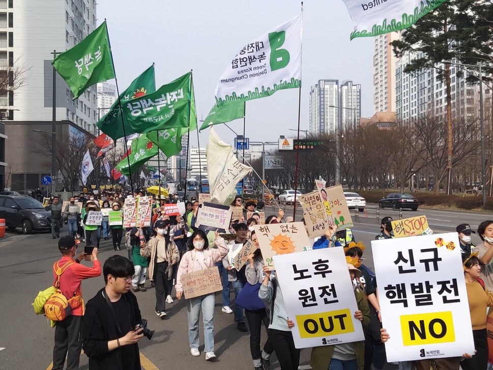 후쿠시마원전 사고 12주기를 맞은 지난 11일 오후 부산 부산진구 송상현광장에서 열린 원전 반대 전국집회를 마친 참가자들이 거리행진을 하고 있다. 김광수 기자