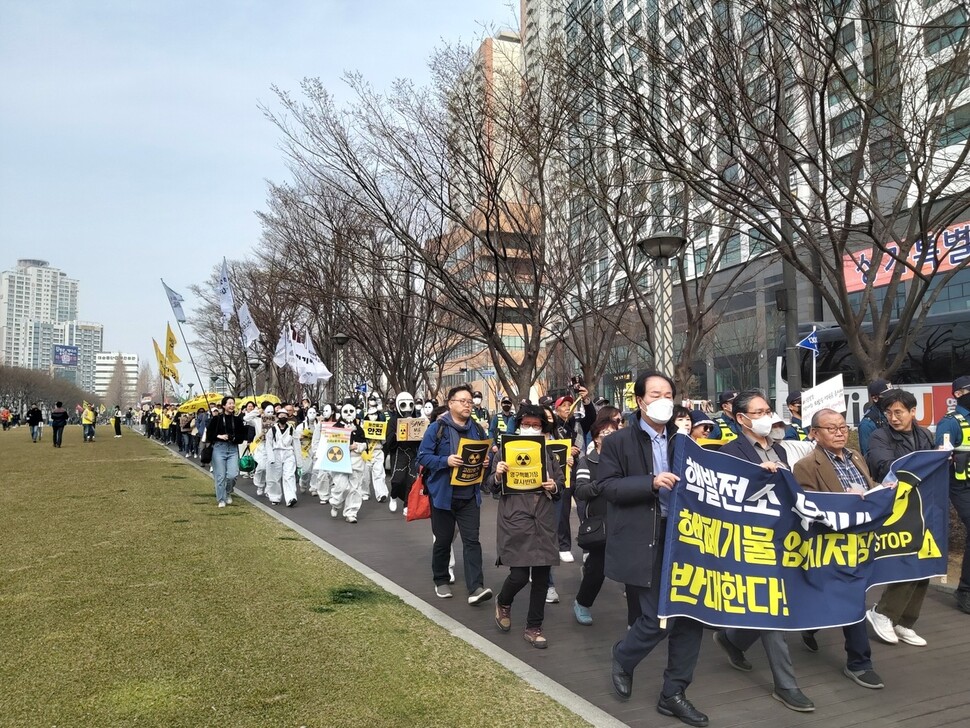 후쿠시마원전 사고 12주기를 맞은 지난 11일 오후 부산 부산진구 송상현광장에서 열린 원전 반대 전국집회를 마친 참가자들이 거리행진을 하고 있다. 김광수 기자