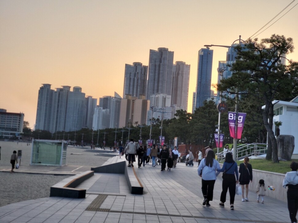 부산 해운대해수욕장 가로등에 2030년 세계박람회 유치를 희망하는 펼침막들이 걸렸다. 빅(Big)은 ‘Busan is Good’의 줄임말이다. 김광수 기자