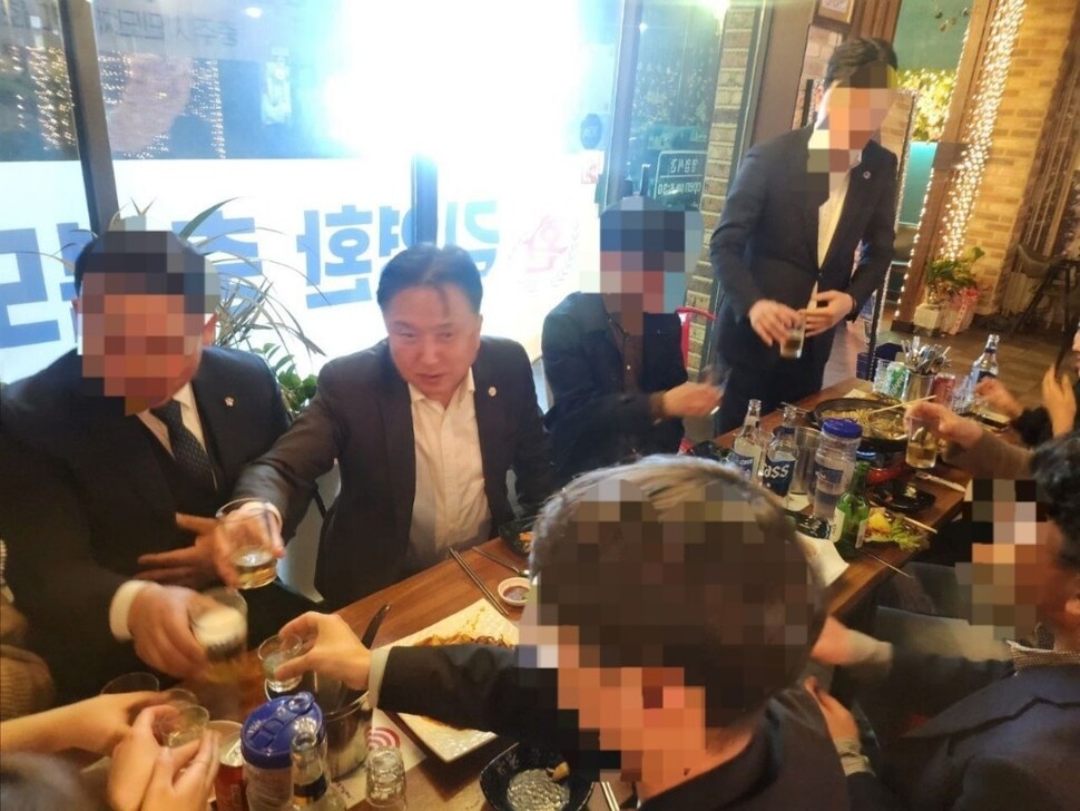 김영환 충북지사가 지난달 30일 충주의 한 주점에서 청년 등과 잔을 부딪치고 있다. 박진희 의원 제공