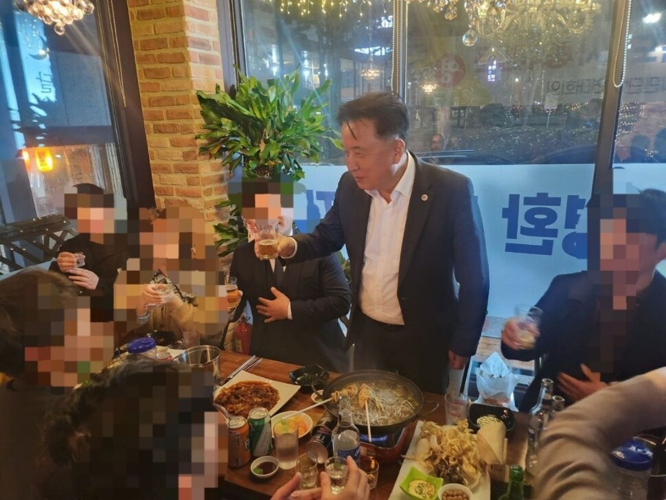 김영환 충북지사가 지난달 30일 밤 충주의 한 주점에서 건배사를 하고 있다. 박진희 의원 제공