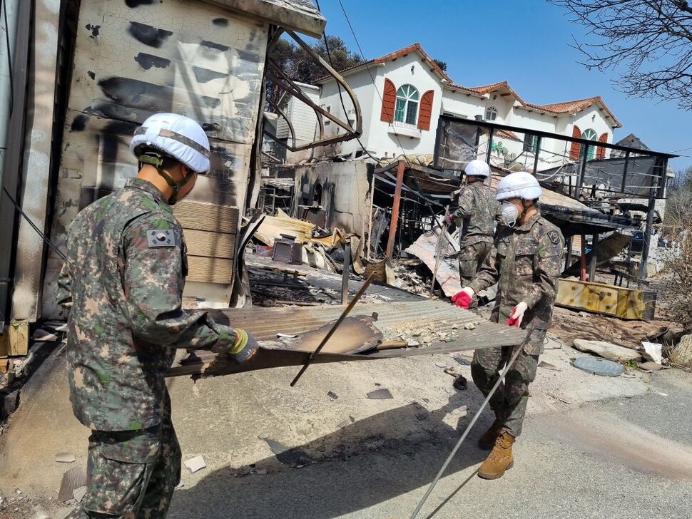 육군 8군단 예하 102기갑여단 장병들이 강릉산불 피해 현장에서 12일 잔해물을 정리하는 대민지원 활동을 하고 있다. 2023.4.12 육군 8군단 제공. 연합뉴스