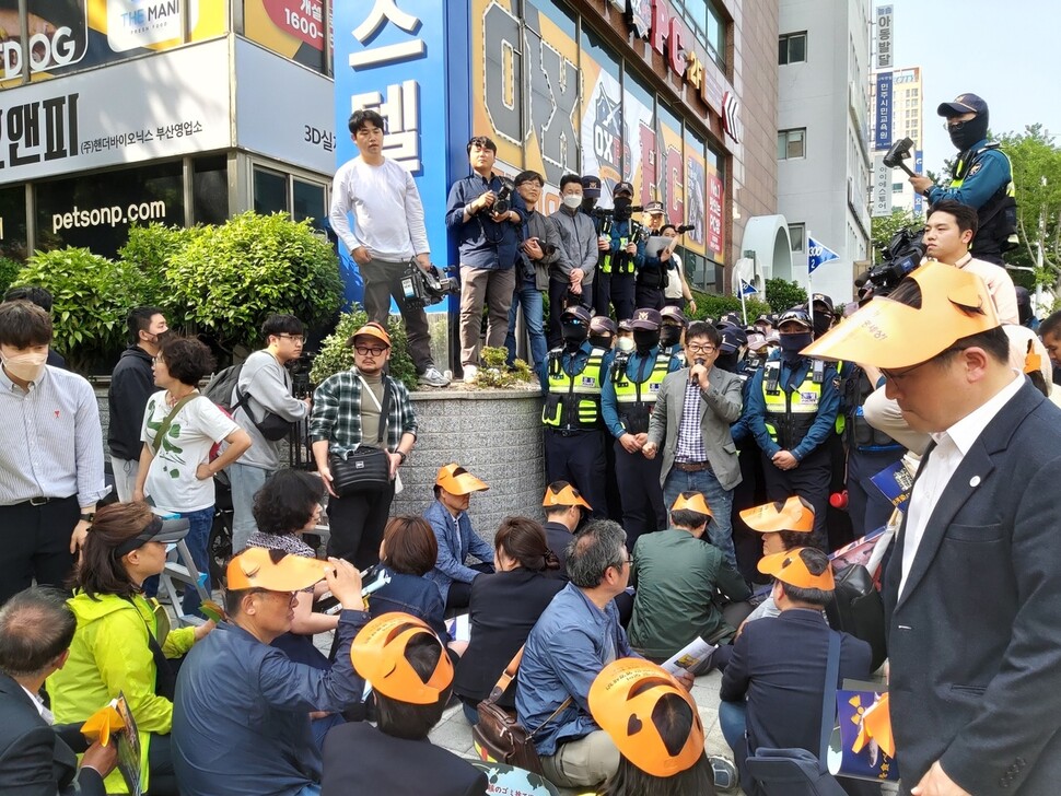 일본 정부의 후쿠시마원전 오염수 방류에 항의하는 시민들이 부산 동구 초량동 일본 영사관에 종이비행기를 날리려고 했으나 경찰이 막고 있다. 김광수 기자