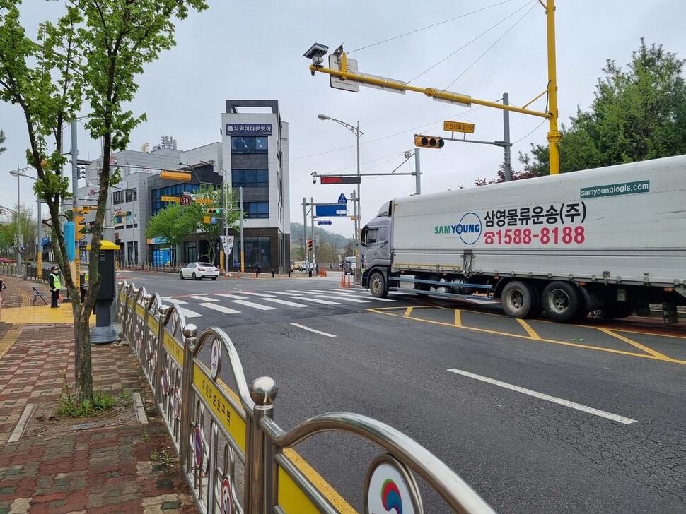 경기 평택시 청아초 정문 앞. 어린이보호구역이지만 눈에 띄지 않는다. 물류 운송차량이 지나가고 있다. 김가윤 기자