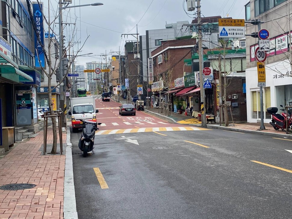 영등포구 도림초 인근. 어린이보호구역이지만 안전펜스가 없다. 곽진산 기자