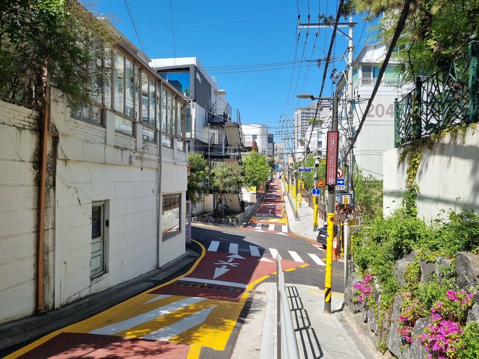 강남 언북초 후문 인근. 보도가 새로 설치되고 골목까지 적색포장이 깔려있다. 김가윤 기자