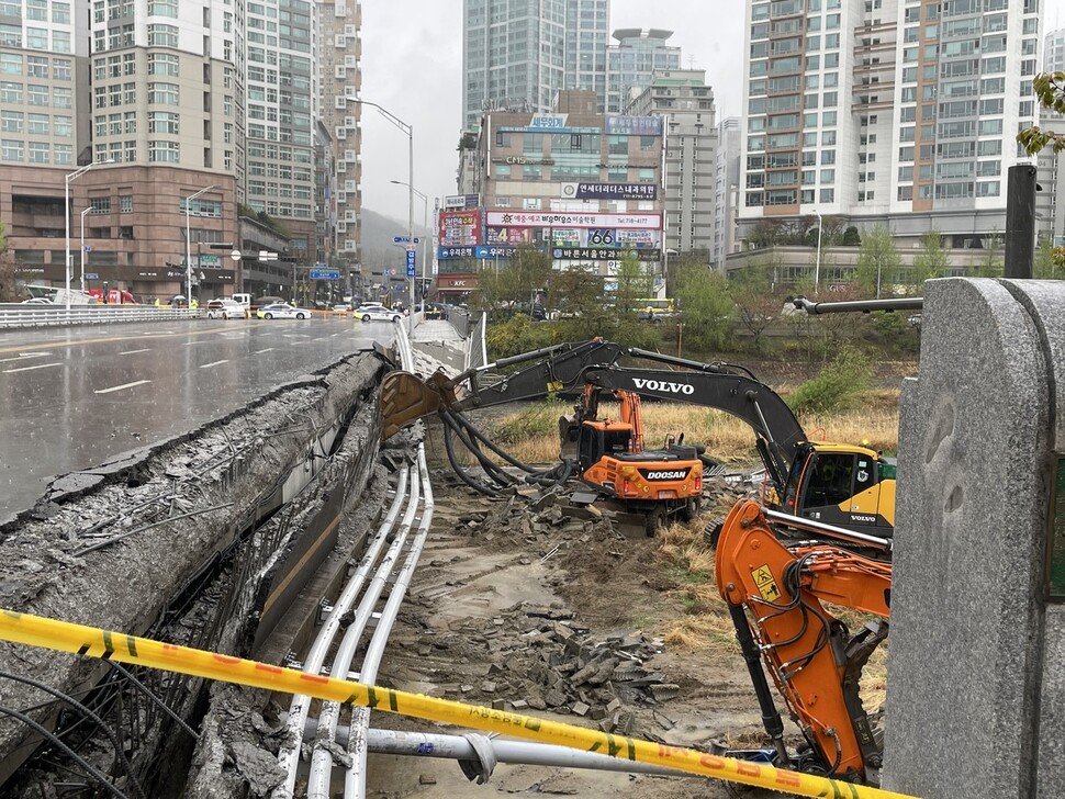 지난 5일 오전 보행로가 무너져 다리를 건너던 시민 1명이 숨지고 1명이 중상을 입은 분당 정자교 현장. 김기성 기자