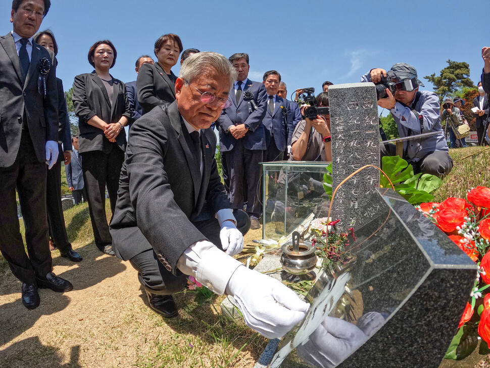 문재인 전 대통령이 17일 오전 광주 북구 운정동 구묘역에 있는 이한열 열사 묘소를 찾아 고인의 넋을 기리고 있다. 공동취재사진