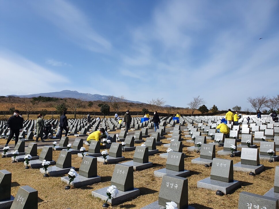 제주4·3의 진상규명과 명예회복과 관련한 사항을 심의·의결하는 국무총리실 산하 제주4·3위원회의 위원 가운데 3분의 1에 가까운 위원이 6~7월 교체될 것으로 전망된다. 사진은 제주시 봉개동 4·3평화공원 내 행방불명인 표지석 모습. 허호준 기자