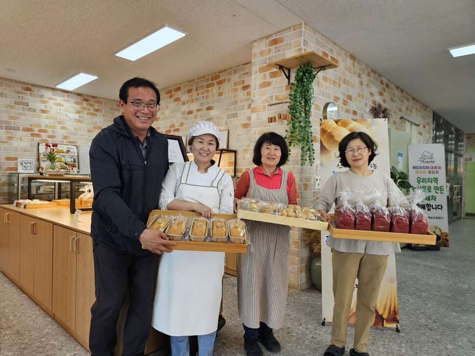 김희상 대표(맨왼쪽) 와 미원 산골 마을 빵. 미원산골마을 빵 제공