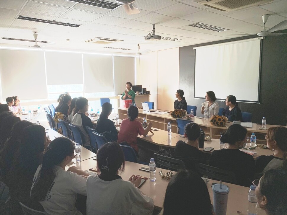 &nbsp; &nbsp; &nbsp; &nbsp; &nbsp; &nbsp; &nbsp; &nbsp; &nbsp; &nbsp; &nbsp; &nbsp; &nbsp; &nbsp; &nbsp; &nbsp; &nbsp; &nbsp; &nbsp; &nbsp; &nbsp; &nbsp; &nbsp; &nbsp; &nbsp; &nbsp; &nbsp; &nbsp; &nbsp; &nbsp; &nbsp;탕롱대학교 이계선 학과장이 인사말하는 모습. 경희사이버대학교 제공