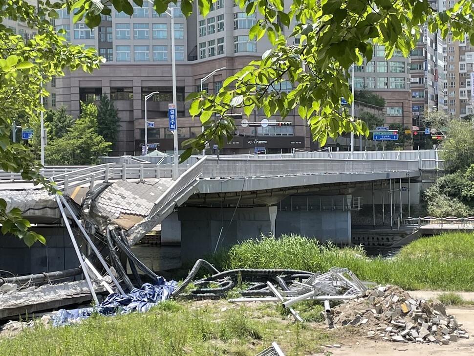 보행로가 갑자기 무너져 2명의 시민이 숨지거나 다친 정자교의 지난 23일 모습. 사건 발생 두달이 다가오고 있으나, 경찰 수사 중이란 이유 등으로 현장이 그대로 남아 있다. 김기성 기자