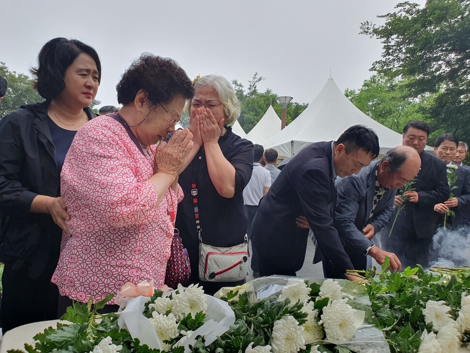 29일 제주 서귀포시 정방폭포 ‘정방 4·3희생자 위령공간’ 제막식에 참석한 4·3 유족 김복순씨가 딸들과 함께 흐느끼고 있다. 허호준 기자