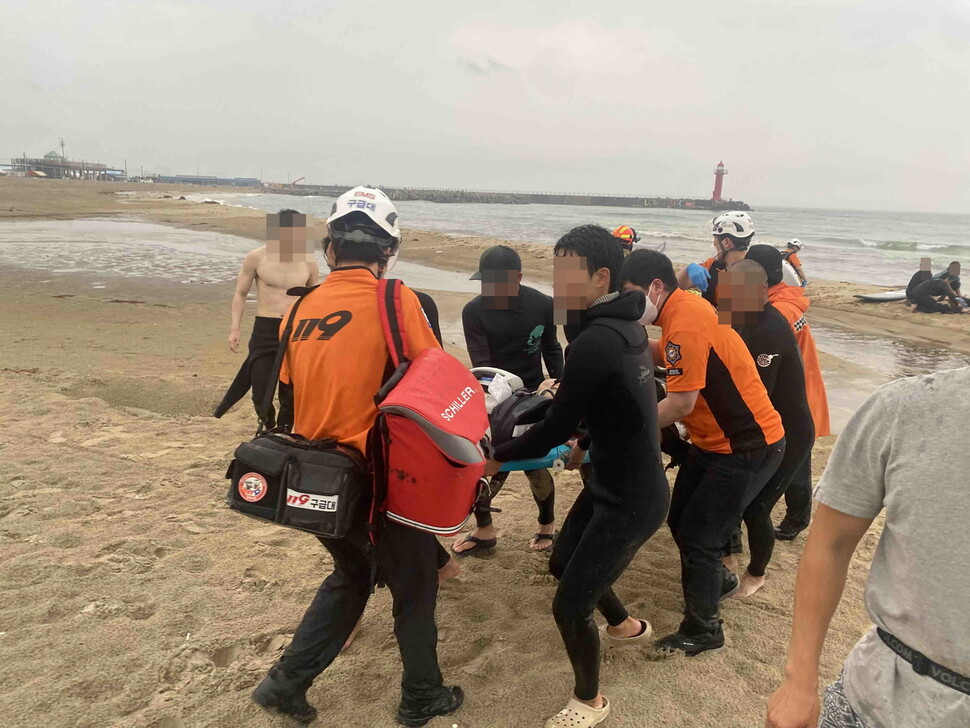 강원소방본부 119구급대가 해변에서 사고를 당한 시민을 옮기고 있다. 강원소방본부 제공