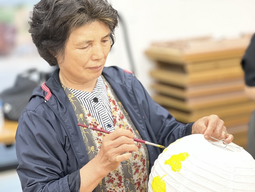 지난해 열린 신흥리 삼베길쌈축제에서 한 참가자가 나라사랑 등을 만들고 있다. 신흥리 삼베길쌈축제추진위원회 제공