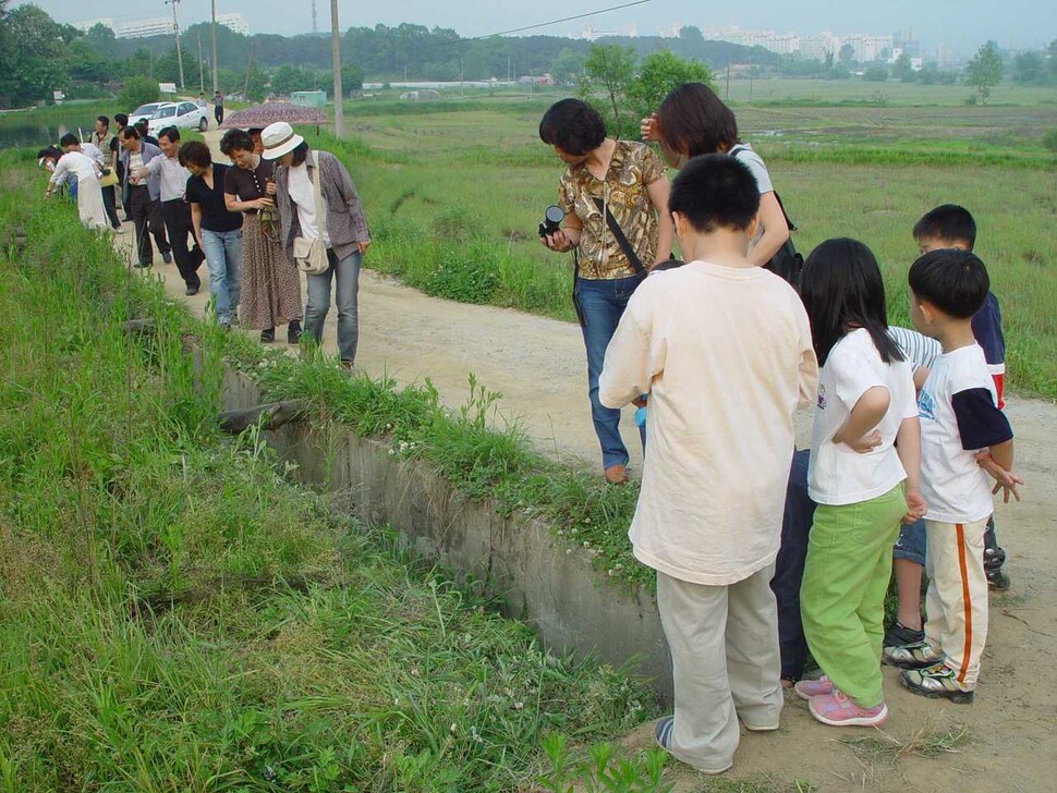 시민들이 2003년 5월 원흥이방죽의 두꺼비 집단 이동을 둘러보고 있다. 생태교육연구소 터 제공