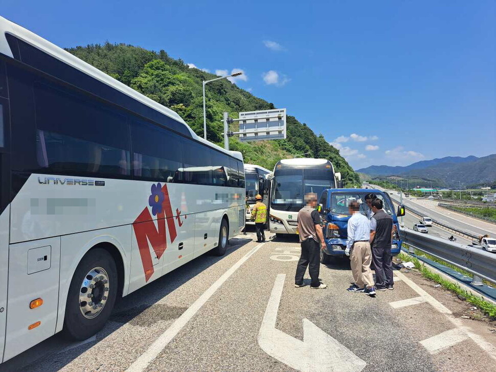 16일 오후 1시26분께 강원도 홍천군 화촌면 성산리 국도 44호선 서울 방향 동홍천 나들목 입구에서 수학여행 버스 3대와 승용차 1대, 트럭 3대가 잇따라 추돌했다.강원소방본부 제공