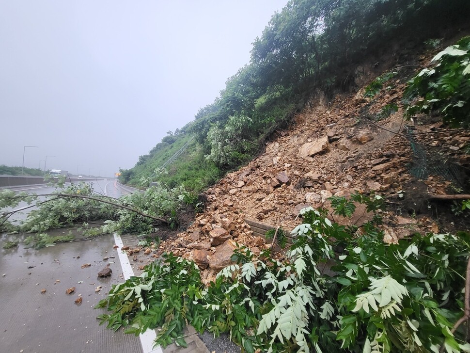 경북 상주시 낙동면 상주영천고속도로 영천 방향에서 오후 6시24분께 토사 5t가량이 쏟아져 내리고, 나무 6그루가 넘어지면서 도로가 통제됐다. 경북소방본부 제공