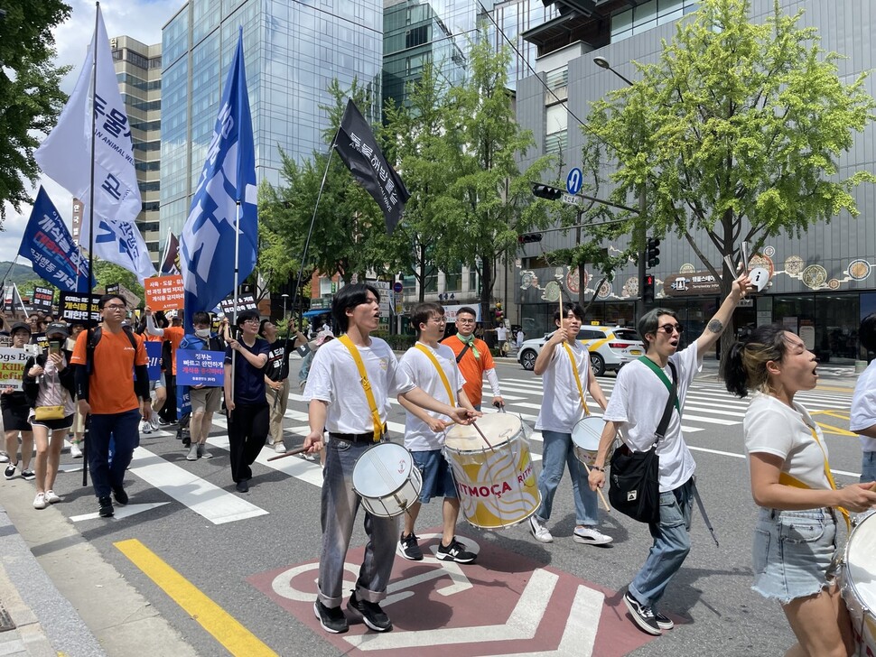 8일 서울 종로 보신각 앞에서 열린 ‘2023 개식용 종식 촉구 국민대집회’를 마친 시민들이 타악그룹 ‘히치모사’를 선두로 서울 보신각에서 광화문, 안국역 등을 행진하고 있다. 김지숙 기자