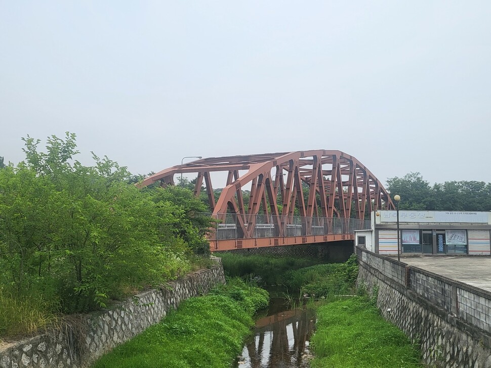 경기도 파주시 문산읍 옛 주한미군 기지 ‘게리오웬’에서 인근 마을로 연결되는 다리의 모습. 이승욱 기자