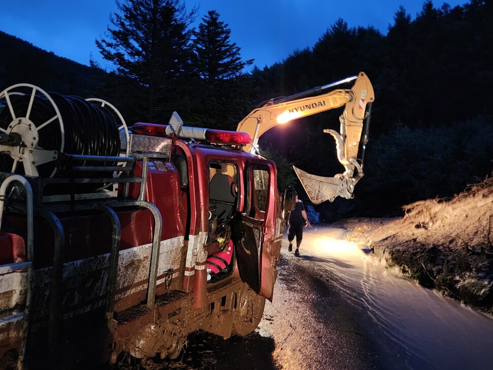 14일 오후 충남 논산시 양촌면 논산시립납골당 안에서 발생한 산사태 현장이 토사물과 부러진 시설물들로 아수라장이 됐다. 이날 산사태로 추모원 방문객 일가족 4명이 매몰돼 2명이 숨졌다. 연합뉴스