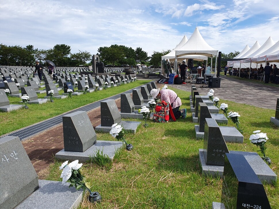 제주도가 28일부터 4·3으로 인해 뒤틀린 가족관계를 바로잡기 위한 가족관계등록부 작성(정정) 확대 신청·접수에 들어갔다. 허호준 기자