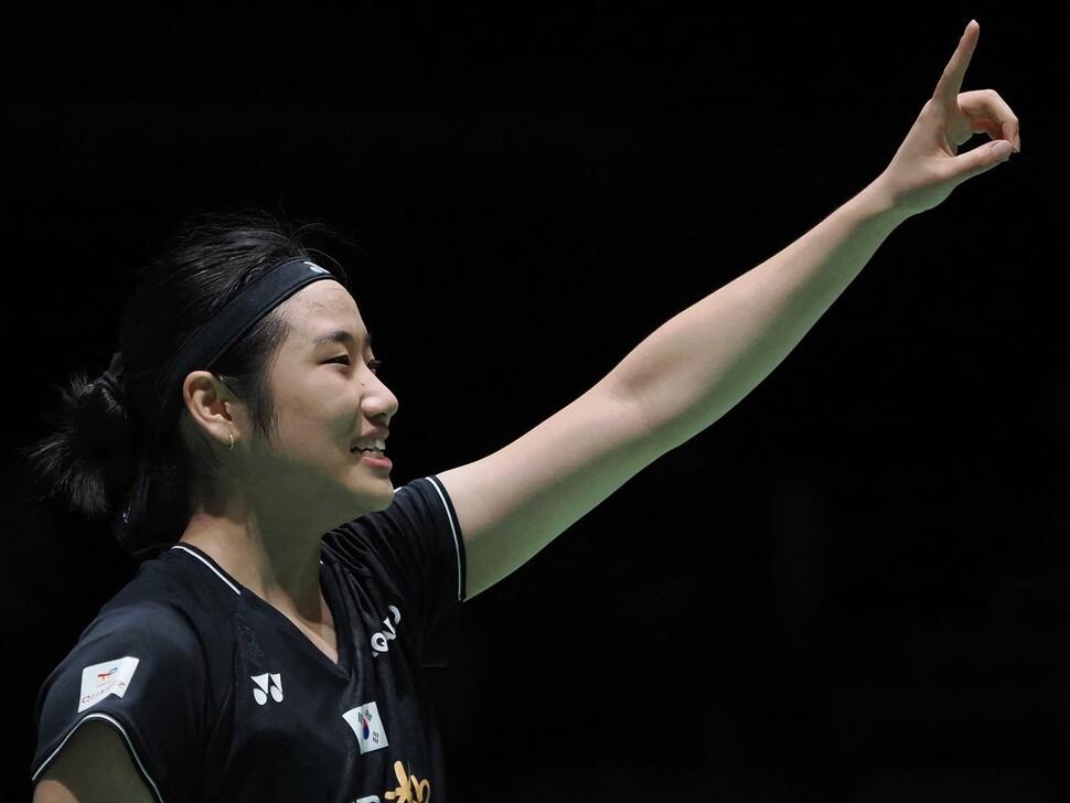 안세영이 30일 일본 도쿄에서 열린 세계배드민턴연맹(BWF) 월드투어 슈퍼 750 일본오픈 여자 단식 결승전에서 허빙자오(중국)를 꺽고 우승을 확정한 뒤 기뻐하고 있다. 도쿄/AFP 연합뉴스