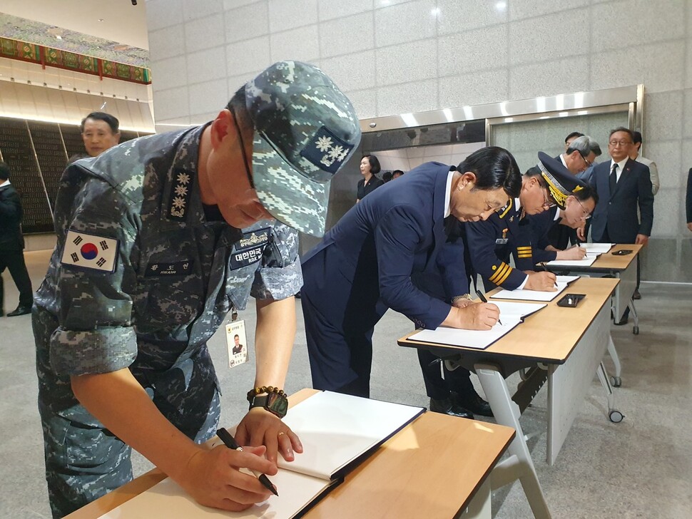 2일 제주4·3평화공원 위패봉안실에서 합동참배에 참가한 이들이 방명록에 서명하고 있다. 허호준 기자