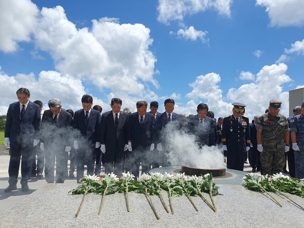 제주4·3유족회와 제주도재향경우회가 2일 오전 제주4·3평화공원에서 합동참배하고 있다. 두 단체는 지난 2013년 ‘화해와 상생’을 선언한 이후 해마다 합동참배 행사를 이어오고 있다. 허호준 기자