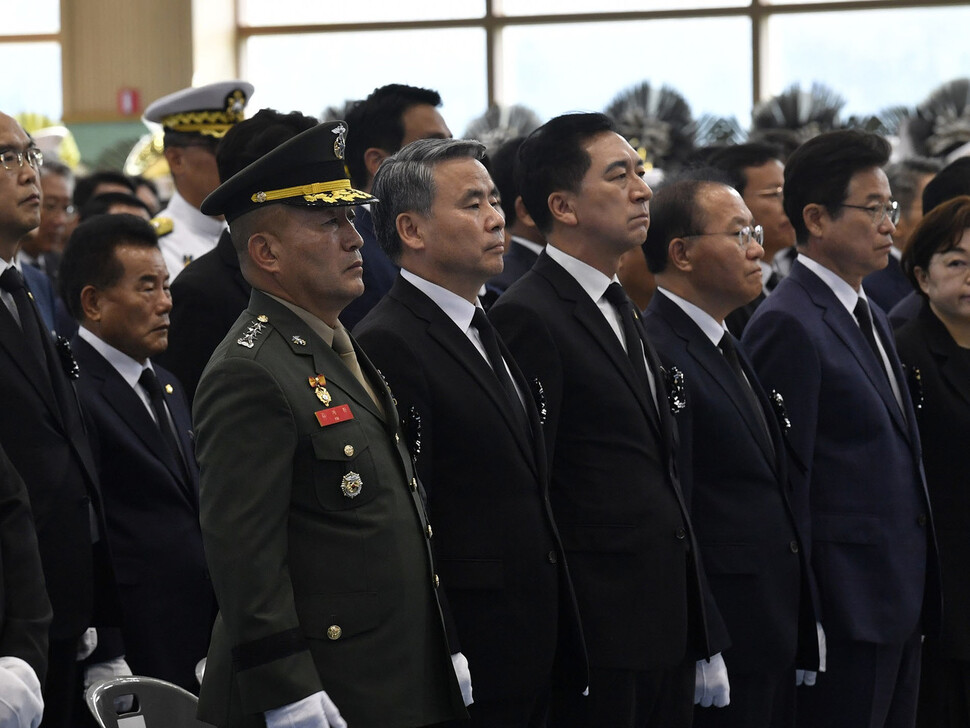 지난달 22일 경북 포항 해병대 1사단에서 거행된 고 채아무개 상병 영결식에 김계환 해병대사령관(군복)과 이종섭 국방부장관 등이 참석하고 있다.(앞줄 왼쪽부터) 해병대사령부 제공