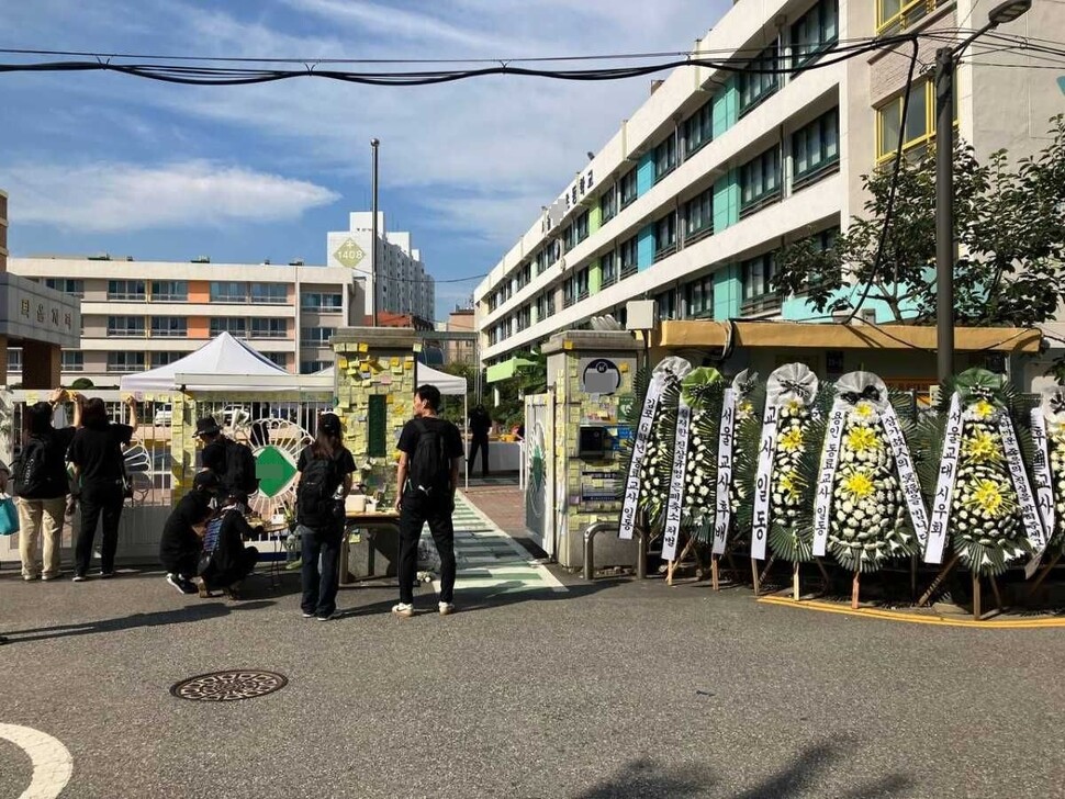 지난달 31일 극단 선택을 한 교사가 근무하던 서울 양천구 한 초등학교에 교사들의 추모 발길이 이어지고 있다. 전국교직원노동조합 제공