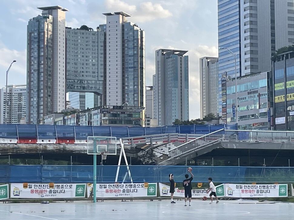 지난 5일로 사고 5개월이 지난 경기도 성남시 분당구 정자교 붕괴사고 현장 주변에 있는 농구장에서 학생들이 공놀이를 하고 있다. 김기성 기자