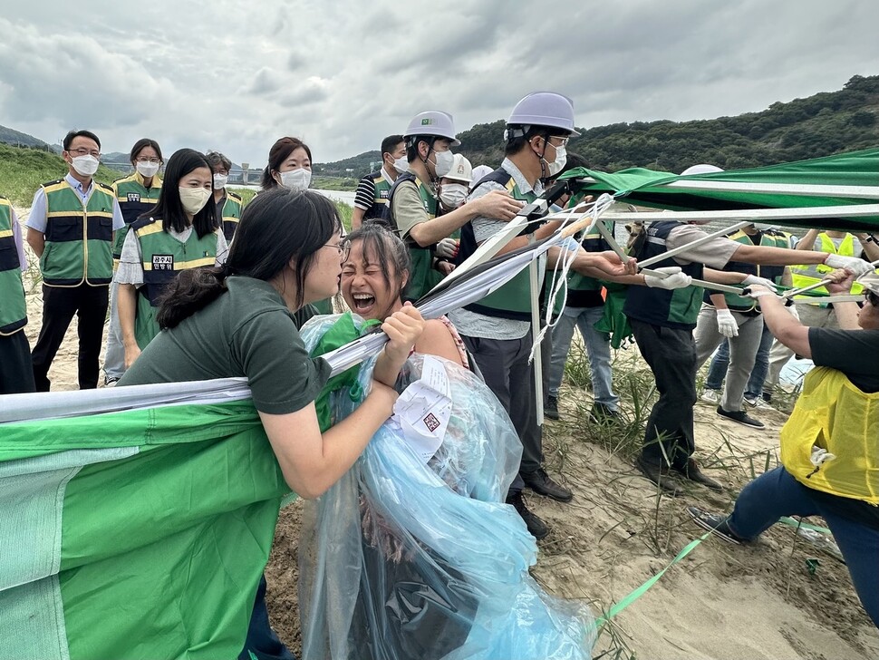 공주보 담수에 반대해 고마나루에서 농성하던 시민·환경단체 회원이 14일 오후 공주시의 행정대집행에 맞서 저항하고 있다. 송인걸 기자