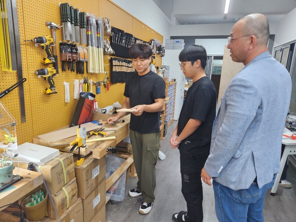 김준호 동서울대 전기공학과 교수가 창의 메이커스페이스에서 목공 작업을 하고 있는 학생들을 격려하고 있다. 김미영 기자