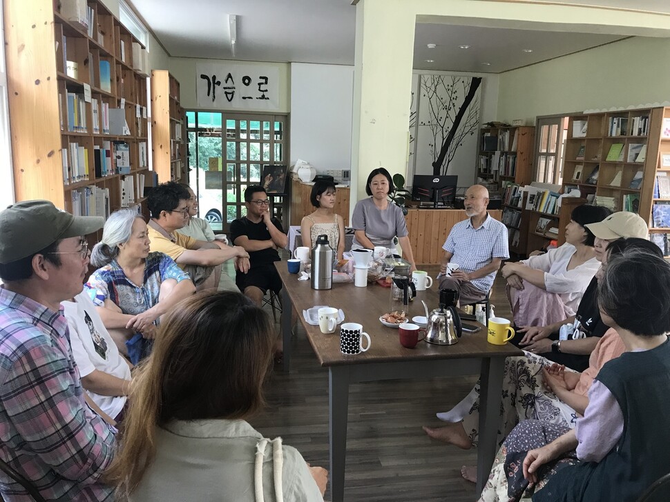 이현주 목사와 함께 마음공부를 하는 사랑어린배움터 식구들. 사진 사랑어린배움터 제공