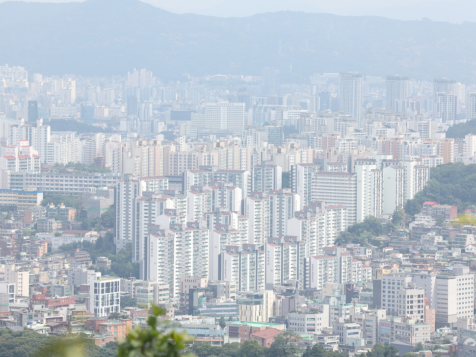 지난 17일 서울 남산에서 내려다본 아파트일대. 연합뉴스