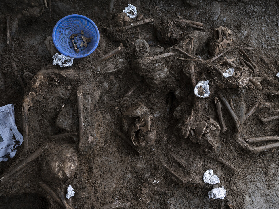 2022년 4월 대전 낭월동 2지점 유해발굴 현장에서 여러 머리뼈가 나와 있다. 사진 주용성 작가 제공