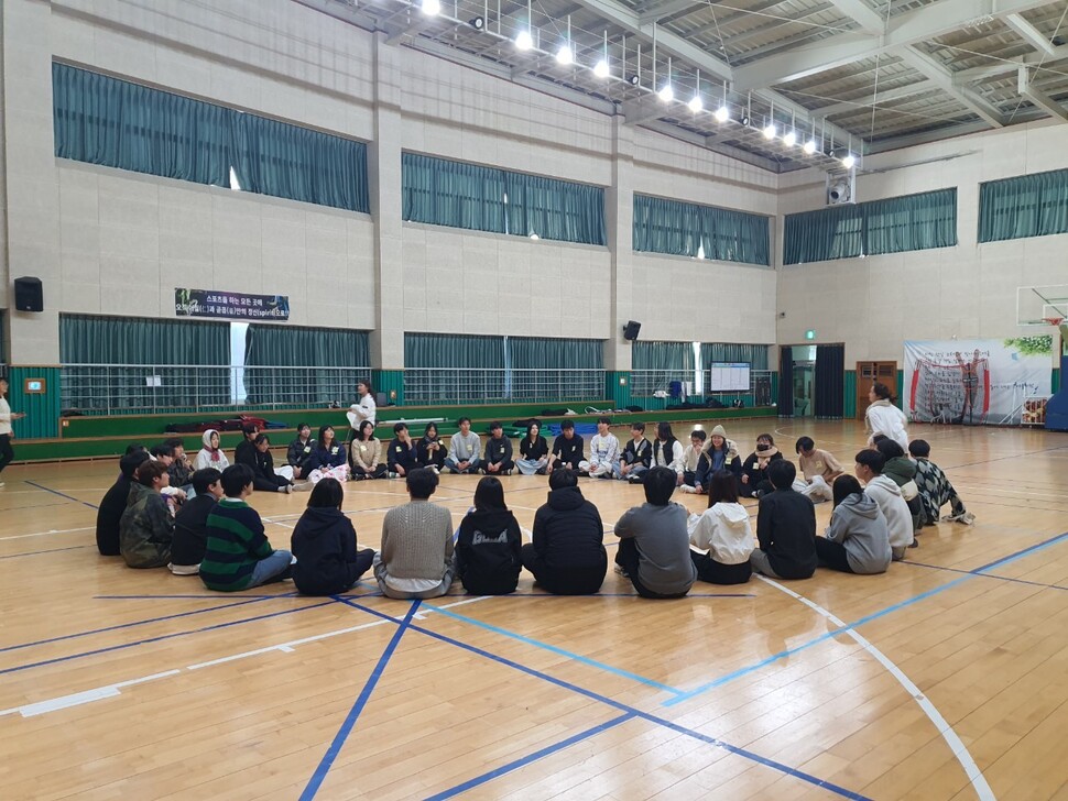 은여울중고에서 하나가 된 제천 간디학교 학생과 은여울중고 학생들. 충북교육청 제공